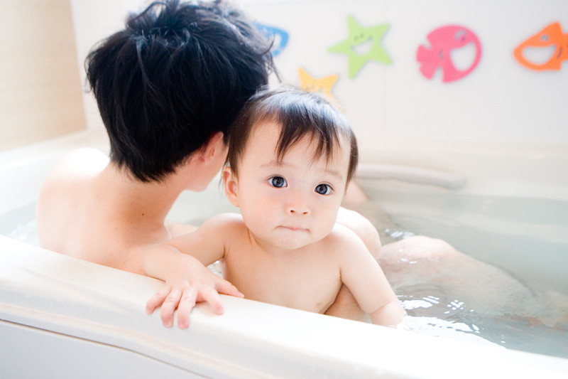 赤ちゃんとお風呂に入る男性